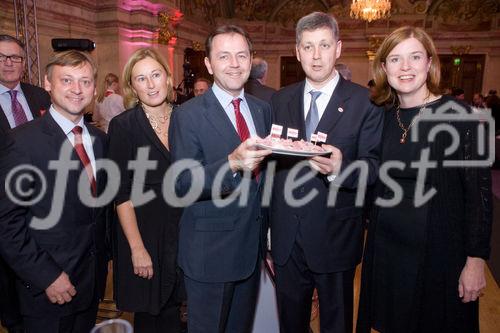 (c) fotodienst / Anna Rauchenberger - Wien, am 26.11.2009 - Der Schinkenspezialist Berger präsentiert im Palais Niederösterreich sein neues Regionalitätskonzept 'Regional Optimal', seine AMA-Gütesiegelprodukte und die geplante Marketingoffensive. FOTO v.l.: Bürgermeister von Sieghartskirchen, Johann NR Höfinger, Mag. Gaby Kritsch, Berger Schinken, BM Nikolaus Berlakovich, Bundesminister für Land- und Forstwirtschaft, Umwelt und Wasserwirtschaft, Mag. Rudolf Berger, Geschäftsführer  Berger Schinken, Claudia Berger, Berger Schinken