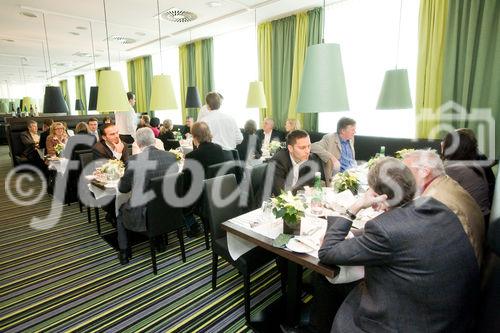 (c) fotodienst / Anna Rauchenberger - Wien, am 25.11.2009 - 'The Culinary World of Vienna International Hotels & Resorts' heißt der soeben im Eigenverlag erschienene kulinarische Bildband in der zweiten Auflage der Hotelgruppe Vienna International. Wie eine Reise durch Europa lesen sich die 108 Rezepte, die auf 384 Seiten und darüber hinaus noch in sechs Sprachen präsentiert werden.