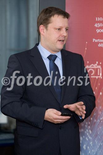 (c) fotodienst / Anna Rauchenberger - Wien, am 23.11.2009 - Gemeinsam mit Dow Jones lud die Nachrichtenagentur pressetext Investor Relations Profis heute, Montag, zur Präsentation ihres neuen Adhoc-Dienstes. Börsenotierte Unternehmen und Emittenten können seit kurzem Pflichtmitteilungen über pressetext.adhoc verschicken und das völlig kostenfrei. FOTO: Michael Tallai von Dow Jones Newswires aus Frankfurt