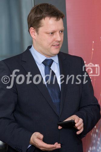 (c) fotodienst / Anna Rauchenberger - Wien, am 23.11.2009 - Gemeinsam mit Dow Jones lud die Nachrichtenagentur pressetext Investor Relations Profis heute, Montag, zur Präsentation ihres neuen Adhoc-Dienstes. Börsenotierte Unternehmen und Emittenten können seit kurzem Pflichtmitteilungen über pressetext.adhoc verschicken und das völlig kostenfrei. FOTO: Michael Tallai von Dow Jones Newswires aus Frankfurt