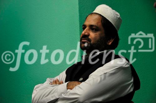 Der Imam der Mahmood-Mosche in Zürich am Besuchstag anlässlich der Anti-Minarett-Initiative der SVP, die den Religionsfrieden gefährdet und völkerrechtlich unhaltbar ist, wie Prof. Dr. Tobias Jagg und NR/EU-Delegierte Andreas Gross an der Uni-Podiumsdiskussion sagten