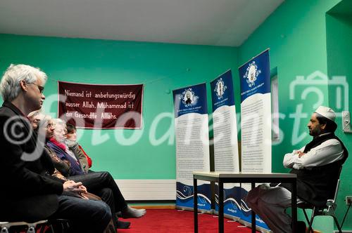 Der Imam der Mahmud-Mosche in Zürich begrüßt die Gäste am Besuchstag eine Woche vor der Volksabstimmung über die Anti-Minarett-Initiative der SVP, die den Religionsfrieden gefährdet und völkerrechtlich unhaltbar ist, wie Prof. Dr. Tobias JAgg und NR/EU-Delegierte Andreas Gross an der Uni-Podiumsdiskussion am Vorabend sagten . 