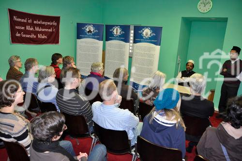 Der Imam der Mahmud-Mosche in Zürich begrüßt die Gäste am Besuchstag eine Woche vor der Volksabstimmung über die Minarettverbots-Initiative der SVP, die den Religionsfrieden gefährdet und völkerrechtlich unhaltbar ist, wie Prof. Dr. Tobias Jagg und NR/EU-Delegierte Andreas Gross an der Uni-Podiumsdiskussion am Vorabend sagten 