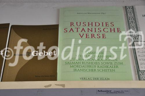 Auch Salman Rushdies Satanische Verse gehören zur Lektüre der Islamischen Gemeinschaft der Mahmud Moschee.