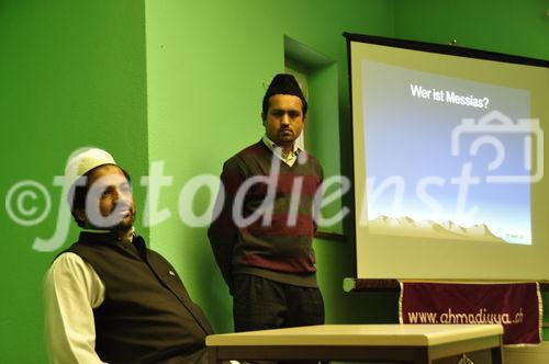 Der Imam der Mahmud-Mosche in Zürich begrüßt die Gäste am Besuchstag eine Woche vor der Volksabstimmung über die Minarettverbots-Initiative der SVP, die den Religionsfrieden gefährdet und völkerrechtlich unhaltbar ist, wie Prof. Dr. Tobias Jagg und NR/EU-Delegierte Andreas Gross an der Uni-Podiumsdiskussion am Vorabend sagten 