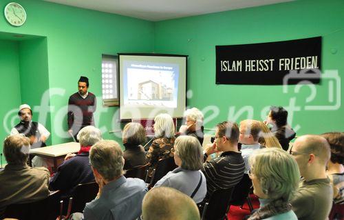 Der Imam der Mahmud-Mosche in Zürich begrüßt die Gäste am Besuchstag eine Woche vor der Volksabstimmung über die Minarettverbots-Initiative der SVP, die den Religionsfrieden gefährdet und völkerrechtlich unhaltbar ist, wie Prof. Dr. Tobias Jagg und NR/EU-Delegierte Andreas Gross an der Uni-Podiumsdiskussion am Vorabend sagten 