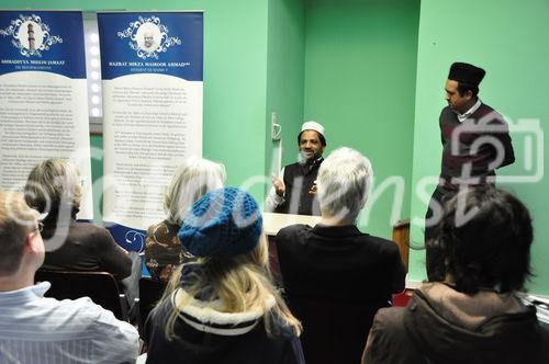 Der Imam der Mahmud-Mosche in Zürich begrüßt die Gäste am Besuchstag eine Woche vor der Volksabstimmung über die Minarettverbots-Initiative der SVP, die den Religionsfrieden gefährdet und völkerrechtlich unhaltbar ist, wie Prof. Dr. Tobias Jagg und NR/EU-Delegierte Andreas Gross an der Uni-Podiumsdiskussion am Vorabend sagten 