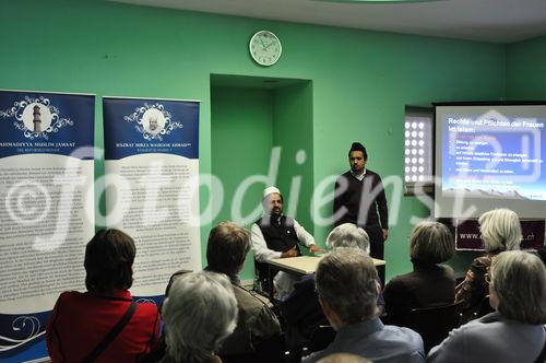 Der Imam der Mahmud-Mosche in Zürich begrüßt die Gäste am Besuchstag eine Woche vor der Volksabstimmung über die Minarettverbots-Initiative der SVP, die den Religionsfrieden gefährdet und völkerrechtlich unhaltbar ist, wie Prof. Dr. Tobias Jagg und NR/EU-Delegierte Andreas Gross an der Uni-Podiumsdiskussion am Vorabend sagten 