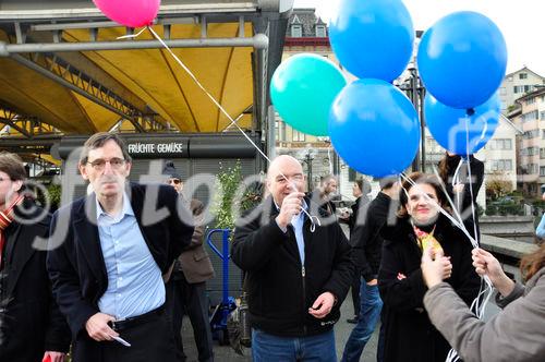 Polit-Prominenz an der Kundgebung der Gegner der Minarettverbots-Initiative erhalten von den Veranstaltern einen Ballon: SP-Nationalrat Mario Fehr, Strafrechtsprofesor und Nationalrat Daniel Jositsch und FDP-Nationalrätin Doris Fiala