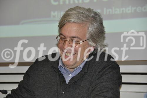 Uni Zürich - Das Interesse der muslimischen Gemeinschaft an der Uni-Podiumsveranstaltung über die Minarettverbots-Initiative war groß. 
Das Initiativkommitee vertraten Alt-Nationalrat Christian Waber und
SVP-Politiker Aydin Elitok.  Die Argumente der Gegner der verfassungs-
und völkerrechtswidrigen Volksabstimmung fassten der Nationalrat und
Europa-Delegierte Andreas Gross sowie der Staats- und Europarechtler
Professor Tobias Jaag zusammen.  Die Islamischen Gemeinschaft
wurde durch Taneb Hatiglobu und Edward Badeen vertreten. Die Moderation hatte NZZ-Redaktor Christoph Weber inne.
