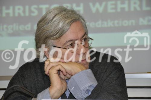 Uni Zürich - Das Interesse der muslimischen Gemeinschaft an der Uni-Podiumsveranstaltung über die Minarettverbots-Initiative war groß. 
Das Initiativkommitee vertraten Alt-Nationalrat Christian Waber und
SVP-Politiker Aydin Elitok.  Die Argumente der Gegner der verfassungs-
und völkerrechtswidrigen Volksabstimmung fassten der Nationalrat und
Europa-Delegierte Andreas Gross sowie der Staats- und Europarechtler
Professor Tobias Jaag zusammen.  Die Islamischen Gemeinschaft
wurde durch Taneb Hatiglobu und Edward Badeen vertreten. Die Moderation hatte NZZ-Redaktor Christoph Weber inne.
