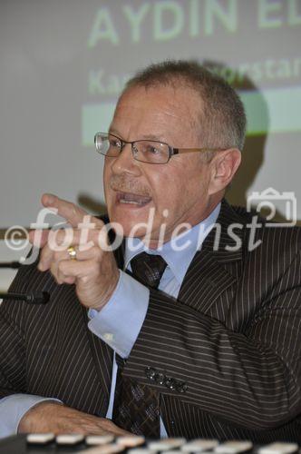 Uni Zürich - Das Interesse der muslimischen Gemeinschaft an der Uni-Podiumsveranstaltung über die Minarettverbots-Initiative war groß. 
Das Initiativkommitee vertraten Alt-Nationalrat Christian Waber und
SVP-Politiker Aydin Elitok.  Die Argumente der Gegner der verfassungs-
und völkerrechtswidrigen Volksabstimmung fassten der Nationalrat und
Europa-Delegierte Andreas Gross sowie der Staats- und Europarechtler
Professor Tobias Jaag zusammen.  Die Islamischen Gemeinschaft
wurde durch Taneb Hatiglobu und Edward Badeen vertreten. Die Moderation hatte NZZ-Redaktor Christoph Weber inne.
