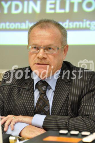 Uni Zürich - Das Interesse der muslimischen Gemeinschaft an der Uni-Podiumsveranstaltung über die Minarettverbots-Initiative war groß. 
Das Initiativkommitee vertraten Alt-Nationalrat Christian Waber und
SVP-Politiker Aydin Elitok.  Die Argumente der Gegner der verfassungs-
und völkerrechtswidrigen Volksabstimmung fassten der Nationalrat und
Europa-Delegierte Andreas Gross sowie der Staats- und Europarechtler
Professor Tobias Jaag zusammen.  Die Islamischen Gemeinschaft
wurde durch Taneb Hatiglobu und Edward Badeen vertreten. Die Moderation hatte NZZ-Redaktor Christoph Weber inne.
