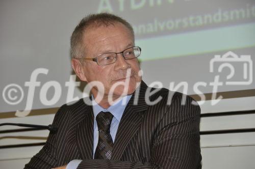 Uni Zürich - Das Interesse der muslimischen Gemeinschaft an der Uni-Podiumsveranstaltung über die Minarettverbots-Initiative war groß. 
Das Initiativkommitee vertraten Alt-Nationalrat Christian Waber und
SVP-Politiker Aydin Elitok.  Die Argumente der Gegner der verfassungs-
und völkerrechtswidrigen Volksabstimmung fassten der Nationalrat und
Europa-Delegierte Andreas Gross sowie der Staats- und Europarechtler
Professor Tobias Jaag zusammen.  Die Islamischen Gemeinschaft
wurde durch Taneb Hatiglobu und Edward Badeen vertreten. Die Moderation hatte NZZ-Redaktor Christoph Weber inne.
