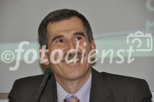 Uni Zürich - Das Interesse der muslimischen Gemeinschaft an der Uni-Podiumsveranstaltung über die Minarettverbots-Initiative war groß. 
Das Initiativkommitee vertraten Alt-Nationalrat Christian Waber und
SVP-Politiker Aydin Elitok.  Die Argumente der Gegner der verfassungs-
und völkerrechtswidrigen Volksabstimmung fassten der Nationalrat und
Europa-Delegierte Andreas Gross sowie der Staats- und Europarechtler
Professor Tobias Jaag zusammen.  Die Islamischen Gemeinschaft
wurde durch Taneb Hatiglobu und Edward Badeen vertreten. Die Moderation hatte NZZ-Redaktor Christoph Weber inne.
