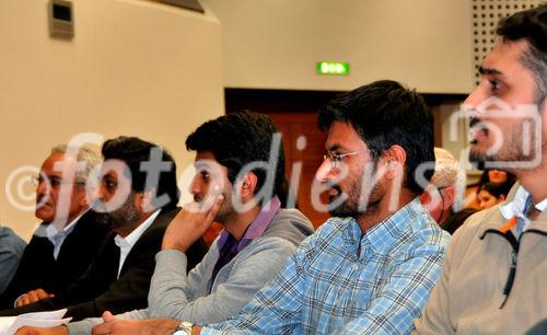 Der Iman der Mahmud-Moschee und weitere Vertreter der Islamischen Gemeinschaft in Zürich kommen als Beobachter an die Podiumsdiskussion in der Universität von Zürich, wo sich SVP-Hardliner und Gegner der verfassungs-, völkerrechtswidrigen, rassistischen und populistischen Volksinitiative im Wortgefecht duellieren