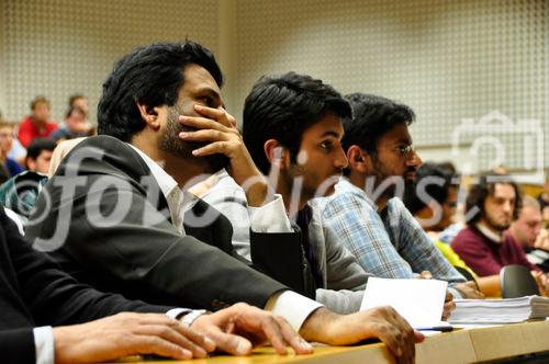 Der Iman der Mahmud-Moschee und vertreter der Islamischen Gemeinschaft in Zürich kommt als Beobachter an die Podiumsdiskussion in der Universität von Zürich, wo sich SVP-Hardliner und Gegner der verfassungs-, völkerrechtswidrigen, rassistischen und populistischen Volksinitiative im Wortgefecht duellieren