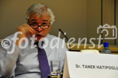 Taneb Hatiglobu, Präsident der Vereinigung der Islamischen Organisation in Zürich, hält ein Referat bei einer Podiumsdiskussion an der Universität Zürich und beschwichtigt die Angst der Schweizer vor der schleichenden Islamisierung