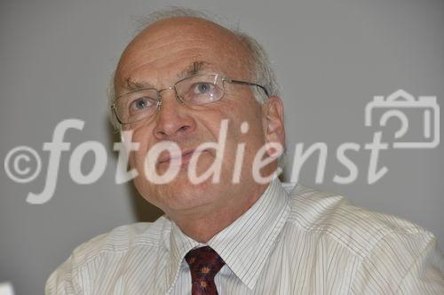 Uni Zürich - Das Interesse der muslimischen Gemeinschaft an der Uni-Podiumsveranstaltung über die Minarettverbots-Initiative war groß. 
Das Initiativkommitee vertraten Alt-Nationalrat Christian Waber und
SVP-Politiker Aydin Elitok.  Die Argumente der Gegner der verfassungs-
und völkerrechtswidrigen Volksabstimmung fassten der Nationalrat und
Europa-Delegierte Andreas Gross sowie der Staats- und Europarechtler
Professor Tobias Jaag zusammen.  Die Islamischen Gemeinschaft
wurde durch Taneb Hatiglobu und Edward Badeen vertreten. Die Moderation hatte NZZ-Redaktor Christoph Weber inne.
Hatiglobu und Edward Badeen. 