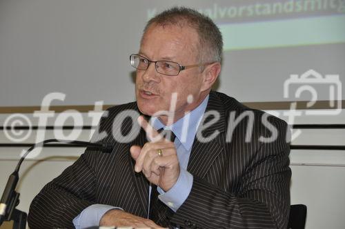 Uni Zürich - Das Interesse der muslimischen Gemeinschaft an der Uni-Podiumsveranstaltung über die Minarettverbots-Initiative war groß. 
Das Initiativkommitee vertraten Alt-Nationalrat Christian Waber und
SVP-Politiker Aydin Elitok.  Die Argumente der Gegner der verfassungs-
und völkerrechtswidrigen Volksabstimmung fassten der Nationalrat und
Europa-Delegierte Andreas Gross sowie der Staats- und Europarechtler
Professor Tobias Jaag zusammen.  Die Islamischen Gemeinschaft
wurde durch Taneb Hatiglobu und Edward Badeen vertreten. Die Moderation hatte NZZ-Redaktor Christoph Weber inne.
