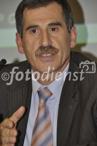 Uni Zürich - Das Interesse der muslimischen Gemeinschaft an der Uni-Podiumsveranstaltung über die Minarettverbots-Initiative war groß. 
Das Initiativkommitee vertraten Alt-Nationalrat Christian Waber und
SVP-Politiker Aydin Elitok.  Die Argumente der Gegner der verfassungs-
und völkerrechtswidrigen Volksabstimmung fassten der Nationalrat und
Europa-Delegierte Andreas Gross sowie der Staats- und Europarechtler
Professor Tobias Jaag zusammen.  Die Islamischen Gemeinschaft
wurde durch Taneb Hatiglobu und Edward Badeen vertreten. Die Moderation hatte NZZ-Redaktor Christoph Weber inne.
