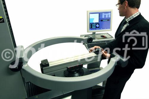 (C) Zoller Austria GmbH: Venturion800; Das Zoller >smile< und >venturion< sind Geräte mit Bildverarbeitung, die großartiges
Einsparpotenzial bei gleichzeitiger Effektivitätssteigerung von 12–15 % erreichen. Die beiden Glanzstücke aus dem österreichischen Unternehmen ermöglichen es, Werkzeuge bereits vor dem Einsatz in der Maschine zu vermessen oder einzustellen. Auch Bedienungsfreundlichkeit durch gute Ergonomie ist gegeben.