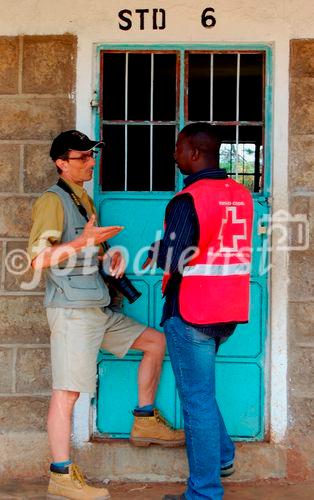 Der Schweizer Foto-Journalist Gerd Müller im Einsatz mit dem Kenya Red Cross im Eldoret im Rift Valley, wo noch immer über 100'000 Vertriebene in Flüchtlingscamps leben müssen 