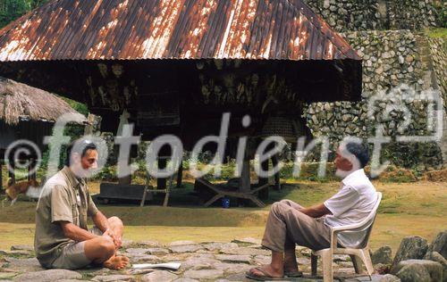 Der Schweizer Foto-Journalist Gerd Müller bei einem Besuch bei den philippinischen Minoritäten und auf den Spuren der Geistheiler