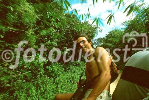 Der Schweizer Foto-Journalist Gerd Müller  in Borneo unterwegs zu den Kopfjägern und zur Orang Utan Rehabilitationsstation - für die er später Fundraising betrieb und viele Berichte publizierte.
