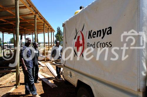 One of 10 Kenya Red Cross timber sites for reconstruction Kenyan farmhouses. Zwei Rot-Kreuz Fahrzeuge fahren zur einer von zehn Rot Kreuz Holzwerkstätten für den Wiederaufbau der Bauernhäuser