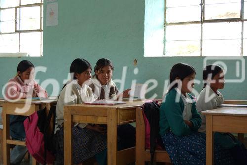 Bildung in den Anden: Schulunterricht mit minimalsten Mitteln in den Anden bei Cachamarca und Namora: Education in the andines: school with very limited infrastructure