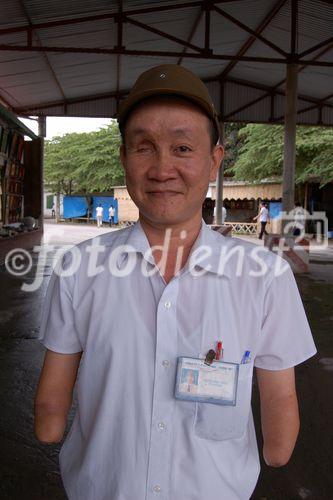 Ein Spätopfer des Vietnamkriegs in einer privaten Behinderungswerkstätte nahe der Halong Bay, die Fotojournalist Gerd Müller besuchte. Der Staat macht nichts fast für die Opfer. 