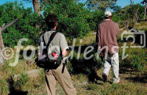 Der Schweizer Foto-Journalist und Umweltaktivist Gerd Müller folgt dem Naro-Buschmann durch die Wildnis im Okavango Delta. Ein Spaziergang mit Adrenalinschüben. 