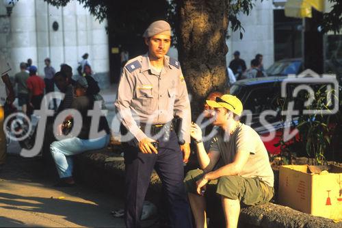 Immer auf Draht: Tausende von Polizisten und CDR-Spitzeln überwachen jede Ecke in Havanna und anderen Städten, um den Kontakt von Touristen mit Einheimischen zu unterbinden.