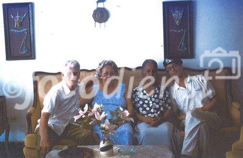 Gerd Müllers kubanische Familie über Jahre hinweg in Havanna. Der schweizer Fotojournalist besuchte die sozialistische Zuckerinsel ab 1992 regelmäßig und wohnte oft direkt am Malevon. Doch nun ist auch das verboten unter dem diktatorischen Castro-Regime, dass alle Regimegegner ohne fairen Prozess einkerkert. 