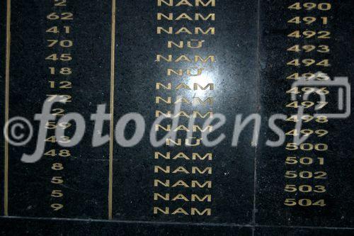 Gedenktafel mit den Namen der von US-Soldaten während des Vietnamkrieges massakrierten Vietnamesen im Kriegsmemorial Son My. War Memorial Son My, where US Soldiers killed 503 innocent people in a massacre. Most of them where children. Kriegsdenkmal Son My, wo die US-Truppen in einem
Massaker 503 Personen inkl. aller Kinder töteten.