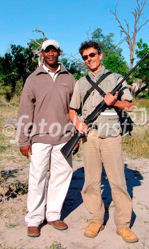 Dank dem Bushmen-Führer wäre eigentlich keine Schusswaffe nötig. Diese werden aber in den Camps zum Schutz der Touristen mitgenommen und nur im äußersten Notfall eingesetzt, wie hier im Jao Camp im Okavango-Delta 