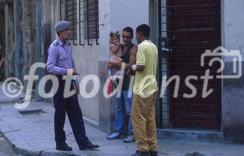 Tausende von Polizisten und CDR-Spitzeln überwachen jede Ecke in Havanna und anderen Städten, um den Kontakt von Touristen mit Einheimischen zu unterbinden.