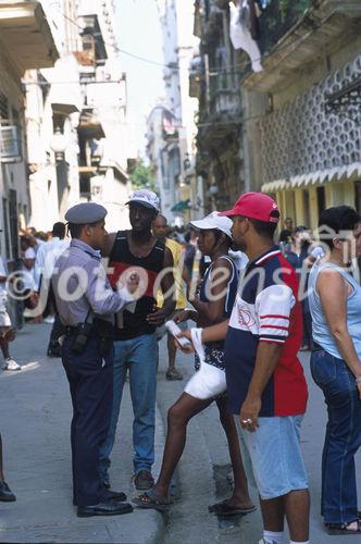 Immer auf Draht: Tausende von Polizisten und CDR-Spitzeln überwachen jede Ecke in Havanna und anderen Städten, um den Kontakt von Touristen mit Einheimischen zu unterbinden.