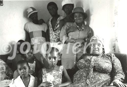 Der Schweizer Foto-Journalist Gerd Müller lebte während der Apardheit einige Wochen im Untergrund mit der untersrüchten schwarzen Bevölkerung zusammen und berichtete über die rassistische Politik und die bedrohte Pressefreiheit. 