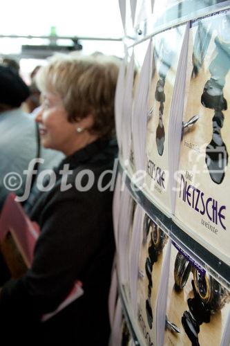 © fotodienst/Katharina Schiffl - Wien 12.11.2009 - BUCH WIEN Internationale Buchmesse und Lesefestwoche  Im Zuge der Gratisbuchaktion Eine STADT. Ein BUCH. 
Marilyn Yalom vor dem Bücherturm