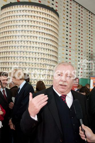 © fotodienst/Katharina Schiffl - Wien 12.11.2009 - BUCH WIEN Internationale Buchmesse und Lesefestwoche  Im Zuge der Gratisbuchaktion Eine STADT. Ein BUCH. 
Wiens Bürgermeister Dr. Michael Häupl vor dem Buchturm