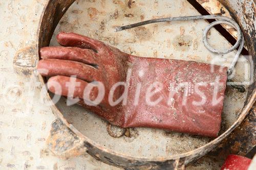 Die Bohrung des australisch-österreichischen Erdöl-Explorationsunternehmens ADX Energy Ltd. in Sidi Dhaher hat kürzlich die 2.000 Meter Marke überschritten. Das Bohrprojekt befindet sich nun in der Testphase. Im Bild: Arbeitshandschuh