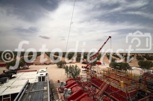 Die Bohrung des australisch-österreichischen Erdöl-Explorationsunternehmens ADX Energy Ltd. in Sidi Dhaher hat kürzlich die 2.000 Meter Marke überschritten. Das Bohrprojekt befindet sich nun in der Testphase. Im Bild: Blick vom Bohrturm