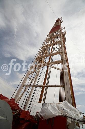 Die Bohrung des australisch-österreichischen Erdöl-Explorationsunternehmens ADX Energy Ltd. in Sidi Dhaher hat kürzlich die 2.000 Meter Marke überschritten. Das Bohrprojekt befindet sich nun in der Testphase. Im Bild: Bohrturm