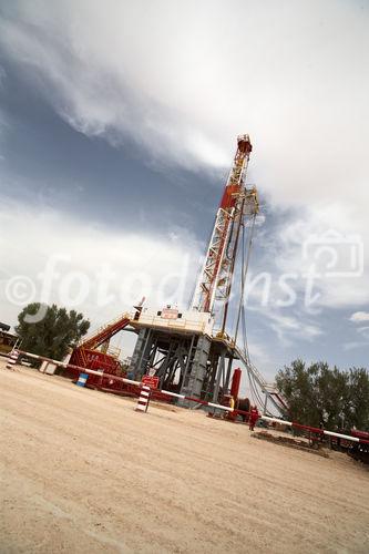 Die Bohrung des australisch-österreichischen Erdöl-Explorationsunternehmens ADX Energy Ltd. in Sidi Dhaher hat kürzlich die 2.000 Meter Marke überschritten. Das Bohrprojekt befindet sich nun in der Testphase. Im Bild: Bohrturm