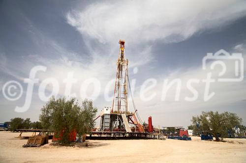 Die Bohrung des australisch-österreichischen Erdöl-Explorationsunternehmens ADX Energy Ltd. in Sidi Dhaher hat kürzlich die 2.000 Meter Marke überschritten. Das Bohrprojekt befindet sich nun in der Testphase. Im Bild: Bohrturm
