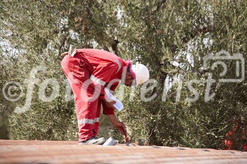 Die Bohrung des australisch-österreichischen Erdöl-Explorationsunternehmens ADX Energy Ltd. in Sidi Dhaher hat kürzlich die 2.000 Meter Marke überschritten. Das Bohrprojekt befindet sich nun in der Testphase. Im Bild: Arbeiter bei der Beschriftung von Futterrohren