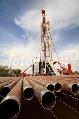 Die Bohrung des australisch-österreichischen Erdöl-Explorationsunternehmens ADX Energy Ltd. in Sidi Dhaher hat kürzlich die 2.000 Meter Marke überschritten. Das Bohrprojekt befindet sich nun in der Testphase. Im Vordergrund: Futterrohre, Bohrturm im Hintergrund