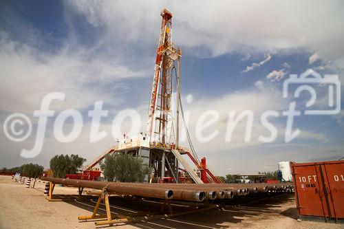 Die Bohrung des australisch-österreichischen Erdöl-Explorationsunternehmens ADX Energy Ltd. in Sidi Dhaher hat kürzlich die 2.000 Meter Marke überschritten. Das Bohrprojekt befindet sich nun in der Testphase. Im Bild: Futterrohre und Bohrturm